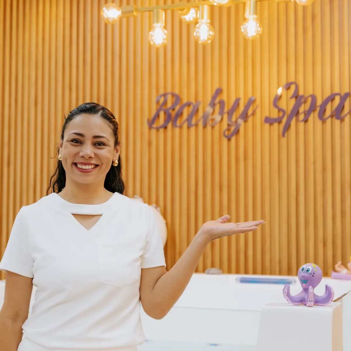Terapeuta do Baby Spa no espaço de atendimento