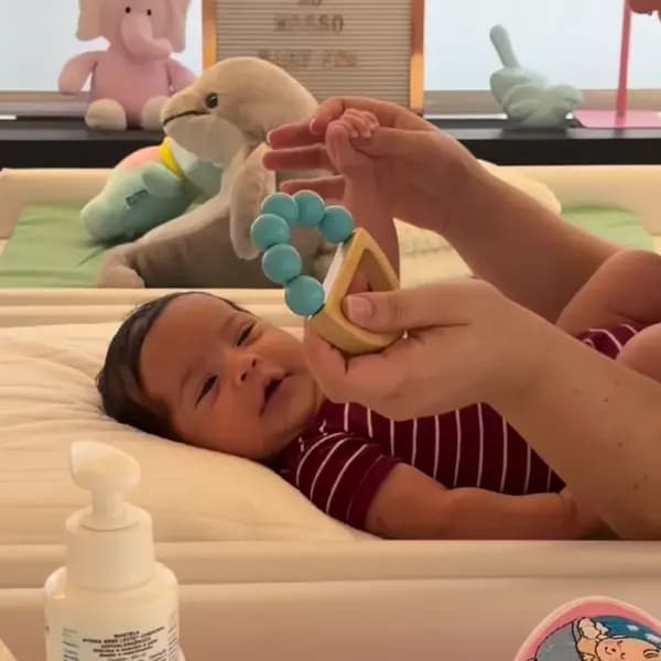 Bebê relaxando durante a hidroestimulação