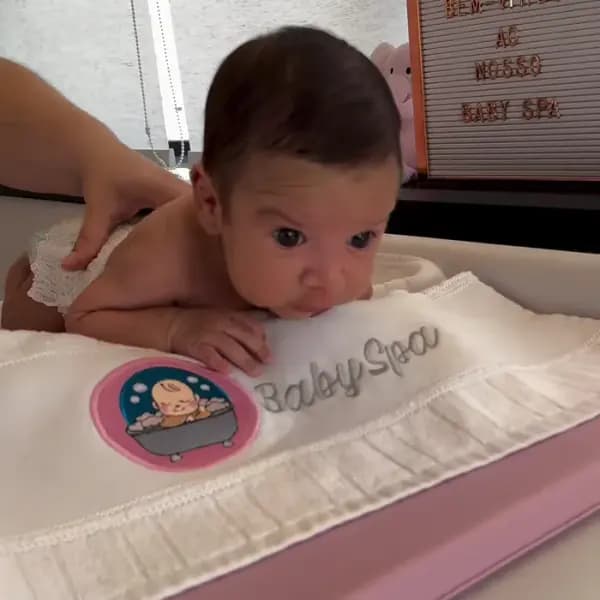 Bebê de um mês na primeira sessão de estimulação aquática